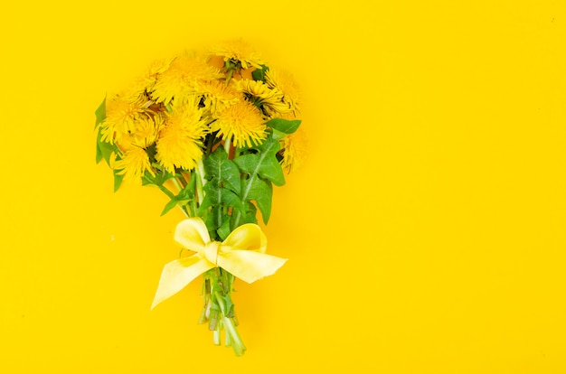 Hermoso ramo de flores de diente de león amarillo. Foto