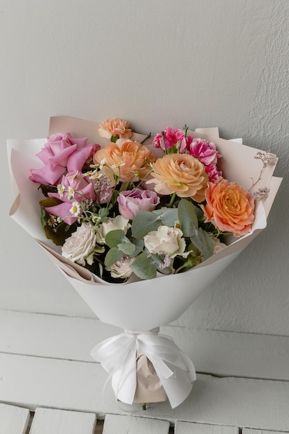 Un hermoso ramo de flores de durazno Ranunculus Rose Clavel Eucalyptus Silver Rhine