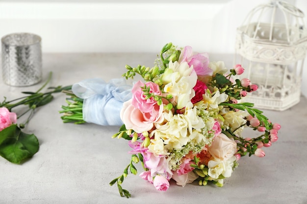 Hermoso ramo con flores de fresia en la mesa