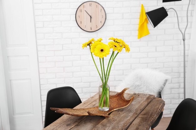 Hermoso ramo de flores de gerbera amarilla sobre mesa de madera