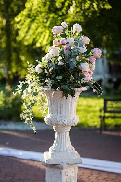 Hermoso ramo de flores en jarrón como concepto de decoración