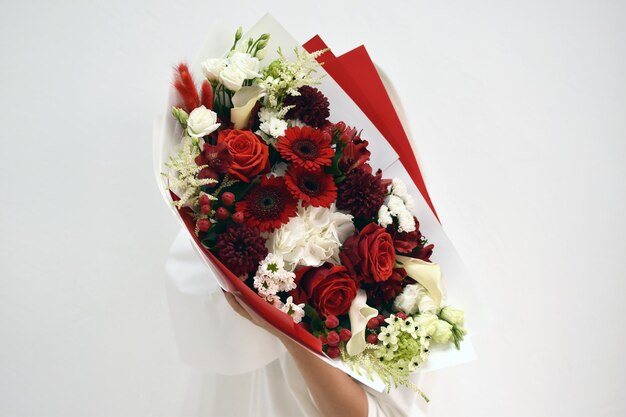 Hermoso ramo de flores en manos de una foto de mujer para postal y catálogo de una tienda de flores en línea entrega de flores frescas