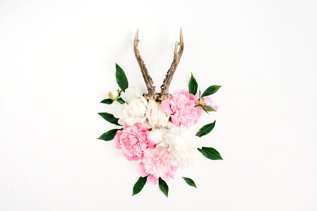 Hermoso ramo de flores de peonía rosa y blanca y cuernos de cabra en blanco