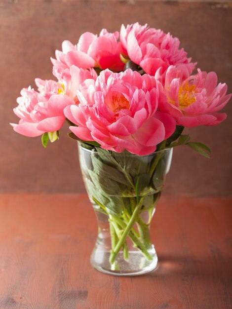 Hermoso ramo de flores de peonía rosa en florero