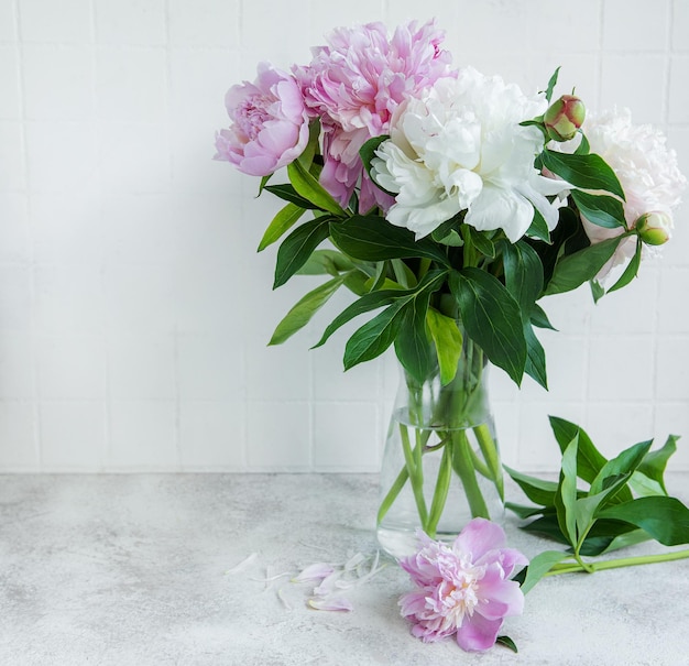 Hermoso ramo de flores peonias blancas y rosasxA