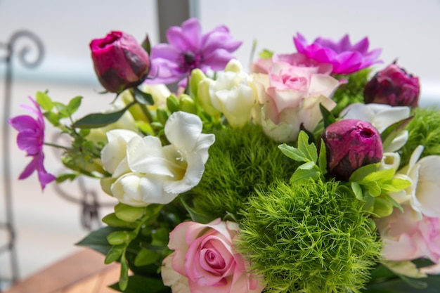 Hermoso ramo de flores de primavera rosa tonos blancos y morados rosas anémonas fresias claveles en florero Cumpleaños de la madre San Valentín Día de la boda de la mujer concepto