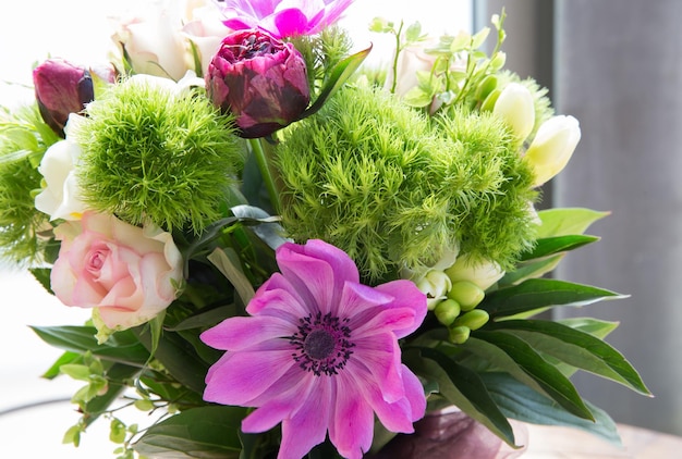 Hermoso ramo de flores de primavera rosa tonos blancos y morados rosas anémonas fresias claveles en jarrón Madres Cumpleaños San Valentín Mujer Día de la boda concepto