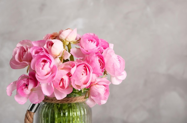 Hermoso ramo de flores de ranunculus sobre fondo de color