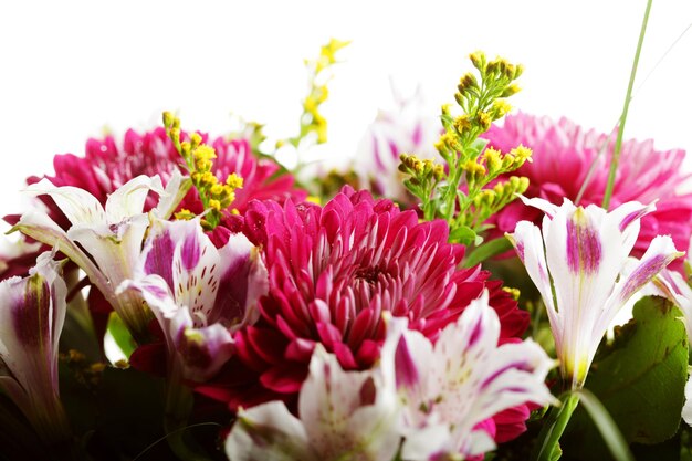 Hermoso ramo de flores rosas y blancas de cerca