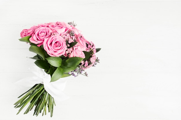 Hermoso ramo de flores rosas rosadas con lazo blanco