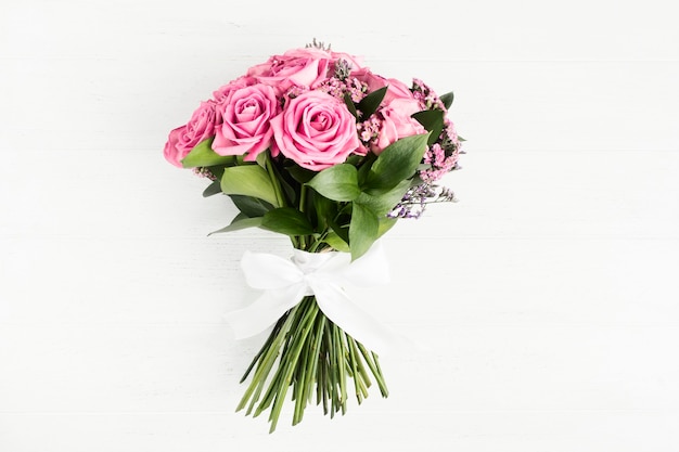 Foto hermoso ramo de flores rosas rosadas con lazo blanco