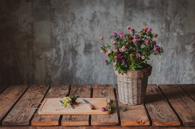 Hermoso ramo de flores silvestres en una mesa de madera