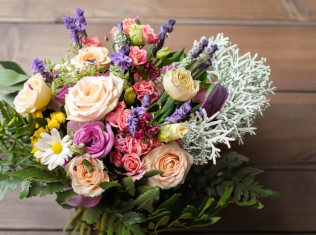 Un hermoso ramo de flores sobre un fondo de madera