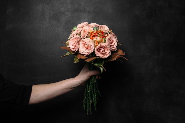 Hermoso ramo de flores sobre fondo negro