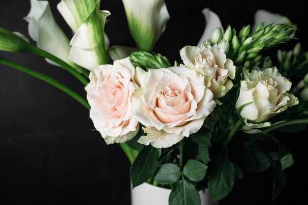 Hermoso ramo de flores sobre fondo negro