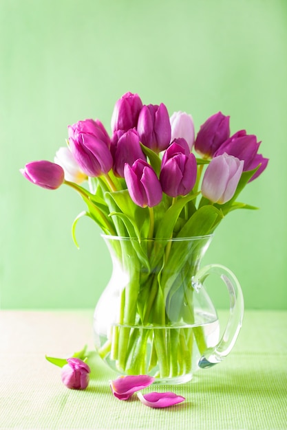 Hermoso ramo de flores de tulipán púrpura en florero