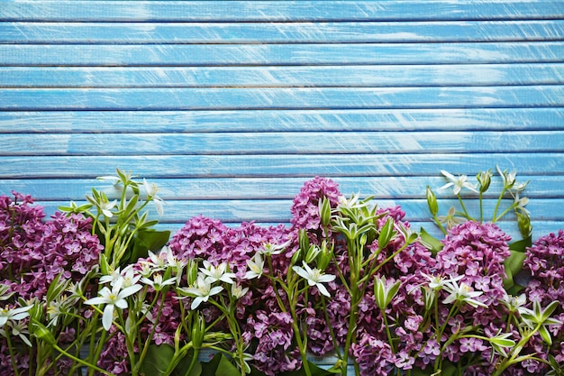 Hermoso ramo fresco sobre fondo de madera