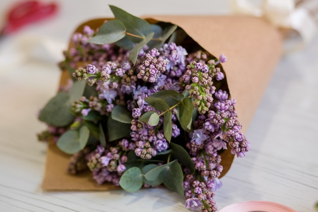 Hermoso ramo de lilas en una florería