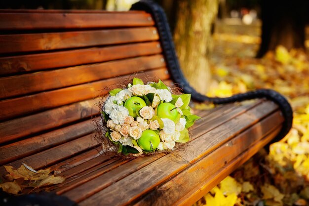 Hermoso ramo de novia, acostado en un banco en el parque otoño