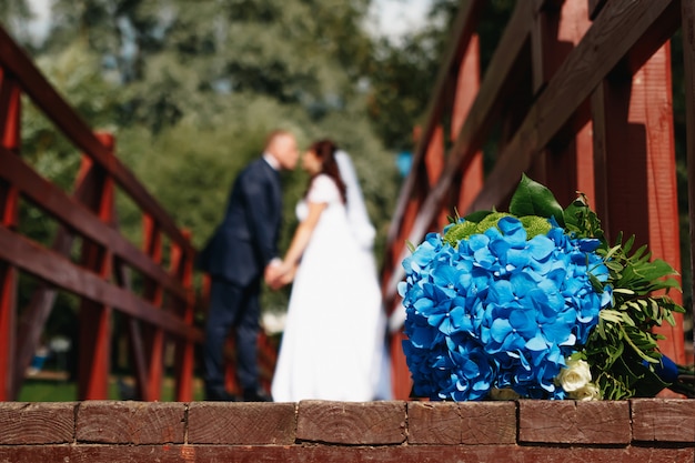 Foto hermoso ramo de novia en un césped verde sobre un fondo borroso