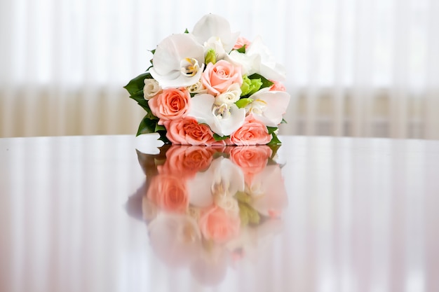 Un hermoso ramo de novia en una fiesta de bodas.