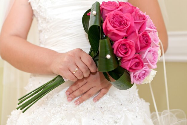 Un hermoso ramo de novia en una fiesta de bodas.