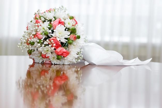 Foto un hermoso ramo de novia en una fiesta de bodas.