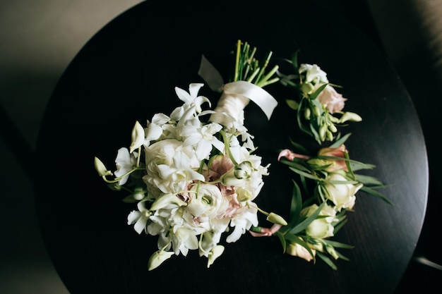 Un hermoso ramo de novia de flores blancas sobre un fondo de madera oscurax9