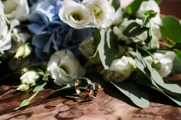 Hermoso ramo de novia con flores frescas en el día de la boda