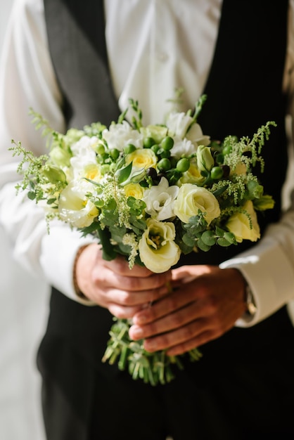 Hermoso ramo de novia con flores frescas en el día de la boda