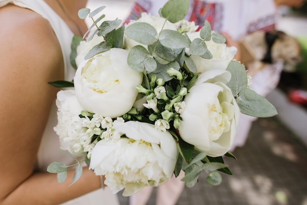 Hermoso ramo de novia con flores frescas en el día de la boda