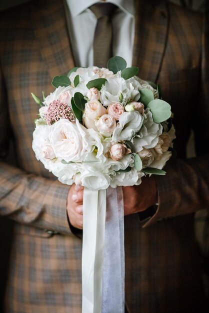 Hermoso ramo de novia con flores frescas en el día de la boda