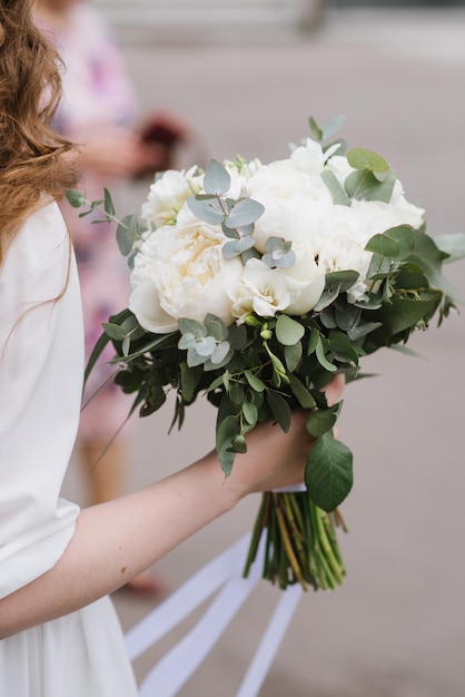 Foto hermoso ramo de novia con flores frescas en el día de la boda