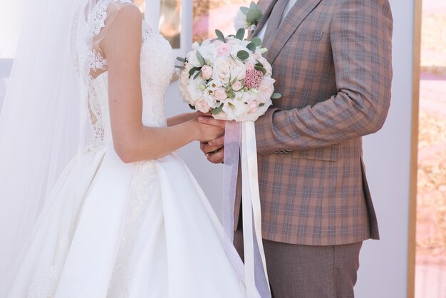 Hermoso ramo de novia con flores frescas en el día de la boda