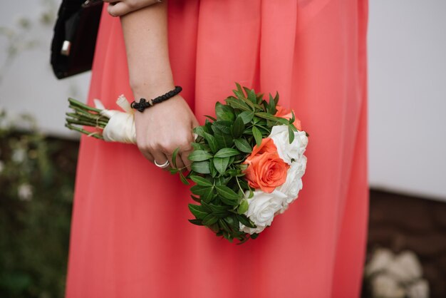 Hermoso ramo de novia con flores frescas en el día de la boda