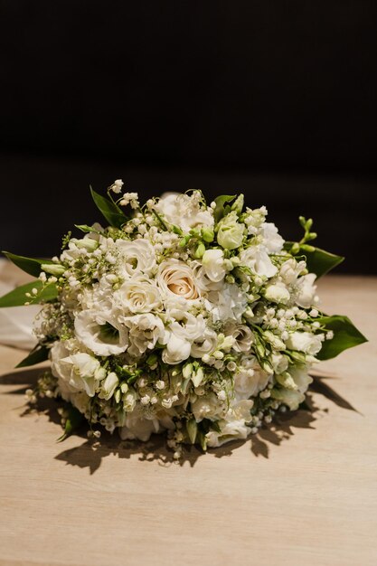 Hermoso ramo de novia. flores frescas para la novia