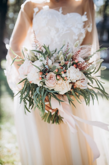 hermoso ramo de novia con flores rojas, rosas y blancas, rosas y eucaliptos, peonías, alcatraces