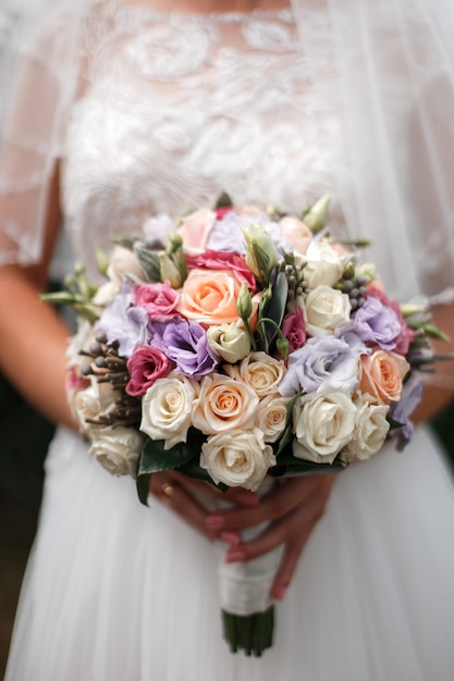 hermoso ramo de novia con flores rojas, rosas y blancas, rosas y eucaliptos, peonías, alcatraces