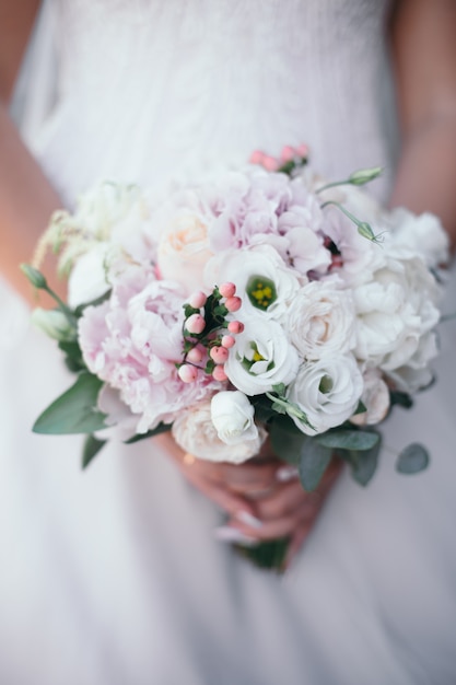 hermoso ramo de novia con flores rojas, rosas y blancas, rosas y eucaliptos, peonías, alcatraces