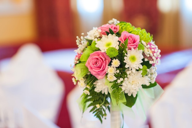 Hermoso ramo de novia con flores rosas y blancas
