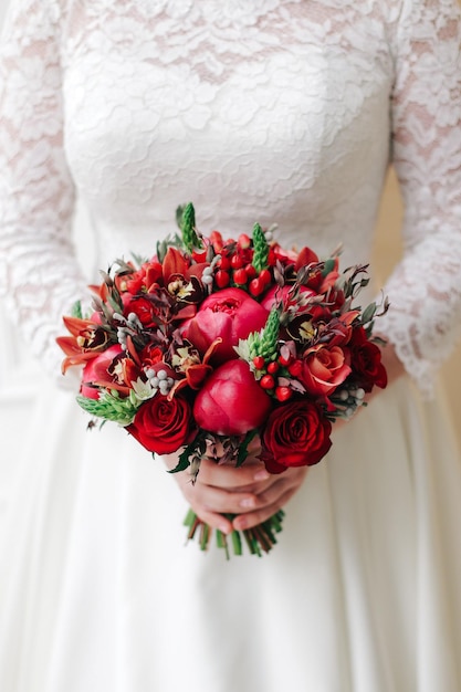 Hermoso ramo de novia fresco en manos de la novia