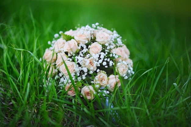 Hermoso ramo de novia en hierba verde