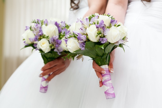 Hermoso ramo de novia de lirios y rosas en una fiesta de bodas