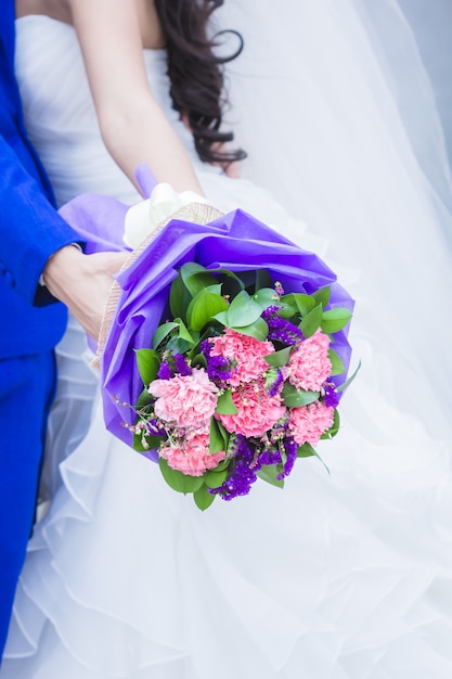 Hermoso ramo de novia en la mano de la novia.