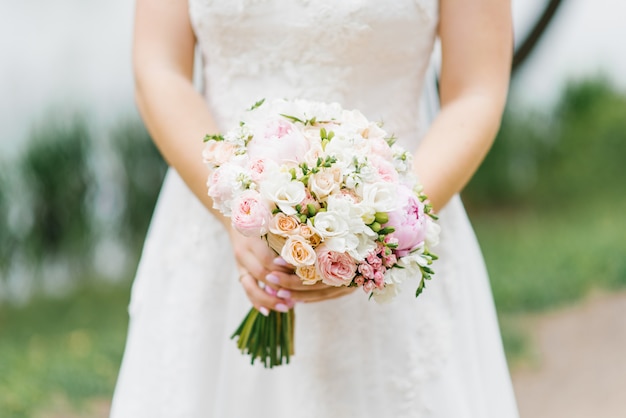 Hermoso ramo de novia en manos de una novia