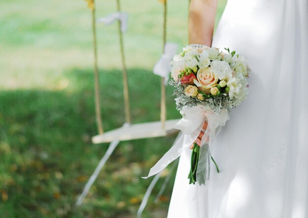 Hermoso ramo de novia en manos de la novia