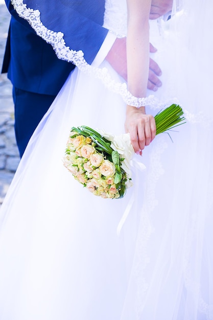 Hermoso ramo de novia en manos de la novia