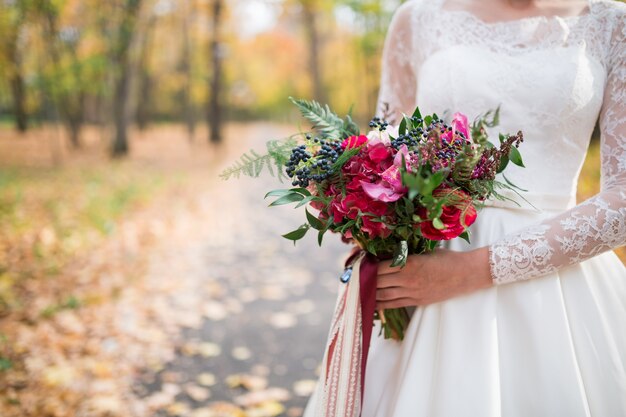 Hermoso ramo de novia en manos de la novia