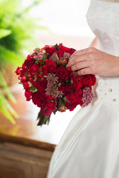 Foto hermoso ramo de novia en manos de la novia