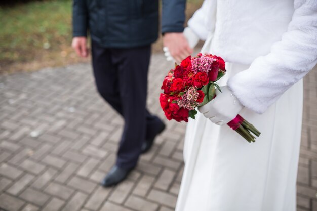 Hermoso ramo de novia en manos de la novia